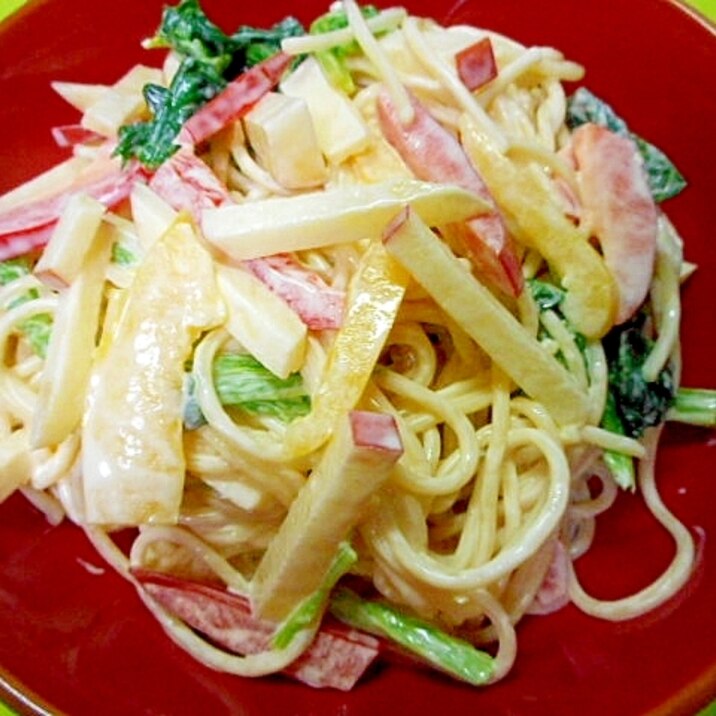 りんごとほうれん草パプリカのスパゲティサラダ